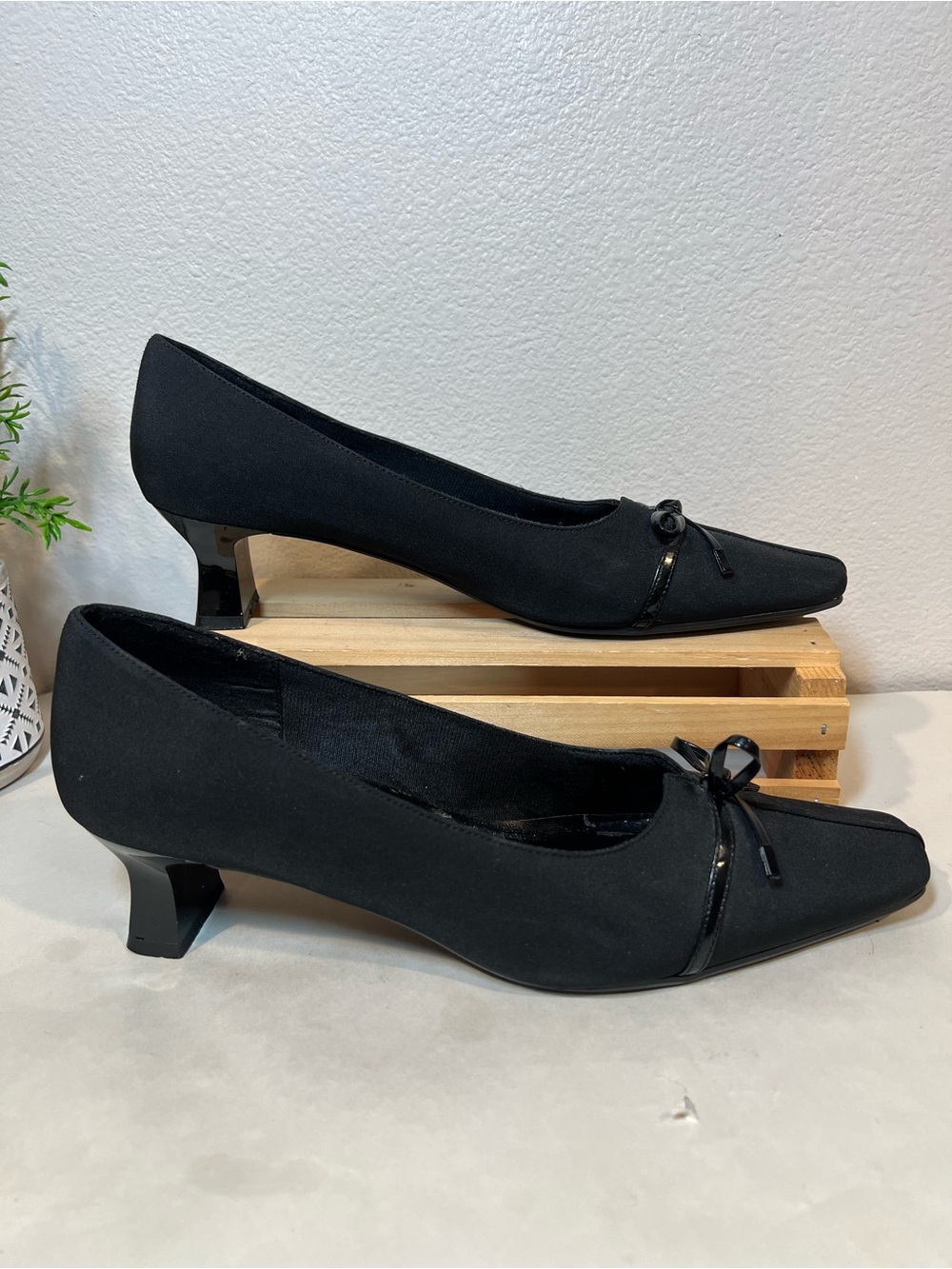Life Stride Black Mid-Heel Kitten Pumps | Bow Accent | Glossy Heels | 9.5M
